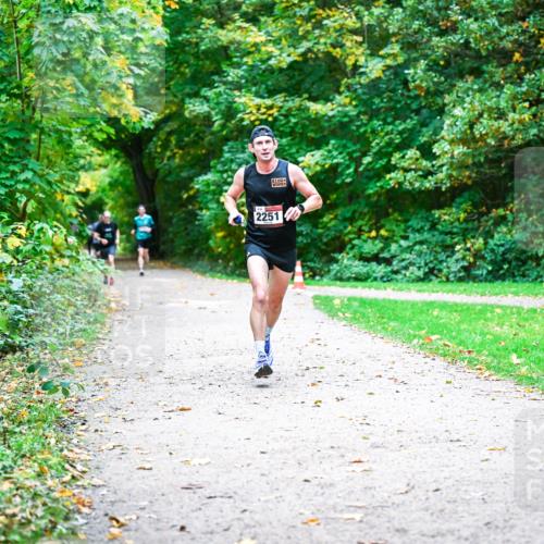 12.10.2025 - Bramfelder Halbmarathon 2025 Dr. Thomas Lammeyer http://msf.ph/oto/9352278 12.10.2025 10:43:00 Laufen 2251 meine-sportfotos.de
