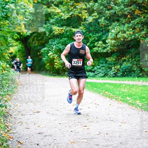 12.10.2025 - Bramfelder Halbmarathon 2025 Dr. Thomas Lammeyer http://msf.ph/oto/9352282 12.10.2025 10:43:00 Laufen 2251 meine-sportfotos.de