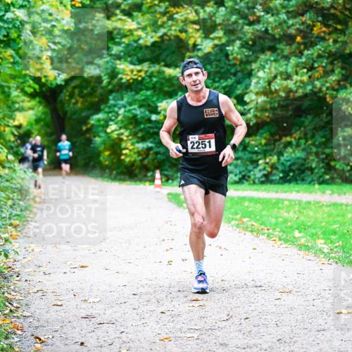 12.10.2025 - Bramfelder Halbmarathon 2025 Dr. Thomas Lammeyer http://msf.ph/oto/9352284 12.10.2025 10:43:00 Laufen 2251 meine-sportfotos.de