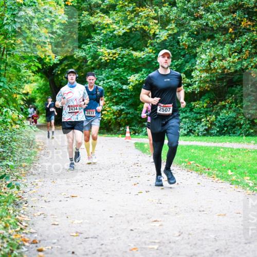 12.10.2025 - Bramfelder Halbmarathon 2025 Dr. Thomas Lammeyer http://msf.ph/oto/9352475 12.10.2025 10:43:47 Laufen 2434, 2832, 2507 meine-sportfotos.de