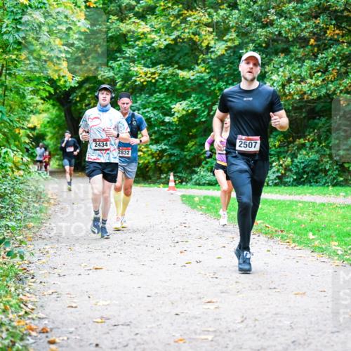 12.10.2025 - Bramfelder Halbmarathon 2025 Dr. Thomas Lammeyer http://msf.ph/oto/9352478 12.10.2025 10:43:47 Laufen 2434, 2832, 2507 meine-sportfotos.de