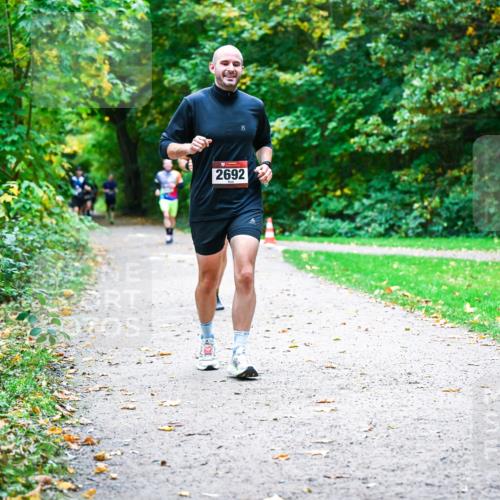 12.10.2025 - Bramfelder Halbmarathon 2025 Dr. Thomas Lammeyer http://msf.ph/oto/9352570 12.10.2025 10:44:07 Laufen 2692 meine-sportfotos.de