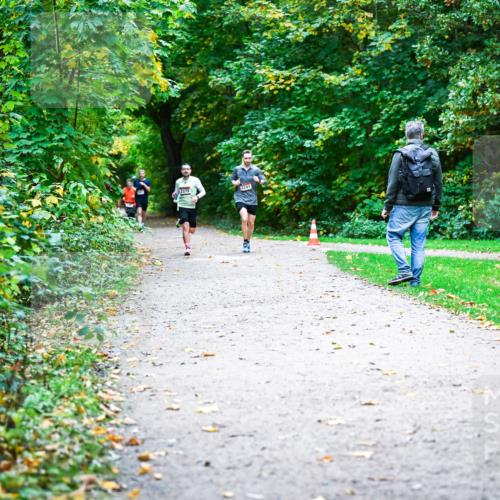 12.10.2025 - Bramfelder Halbmarathon 2025 Dr. Thomas Lammeyer http://msf.ph/oto/9352692 12.10.2025 10:44:31 Laufen 2275, 2241 meine-sportfotos.de