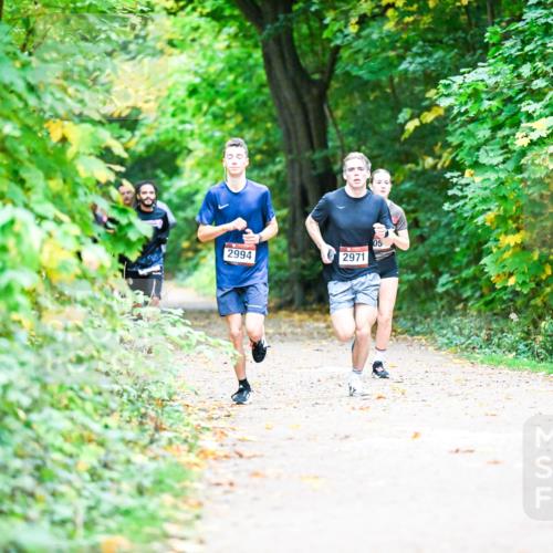 12.10.2025 - Bramfelder Halbmarathon 2025 Dr. Thomas Lammeyer http://msf.ph/oto/9352962 12.10.2025 10:45:28 Laufen 65, 2994, 2971, 05 meine-sportfotos.de