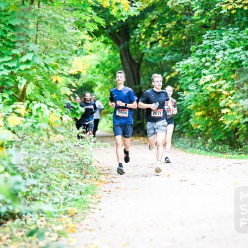 12.10.2025 - Bramfelder Halbmarathon 2025 Dr. Thomas Lammeyer http://msf.ph/oto/9352972 12.10.2025 10:45:30 Laufen 2994, 2971, 051 meine-sportfotos.de