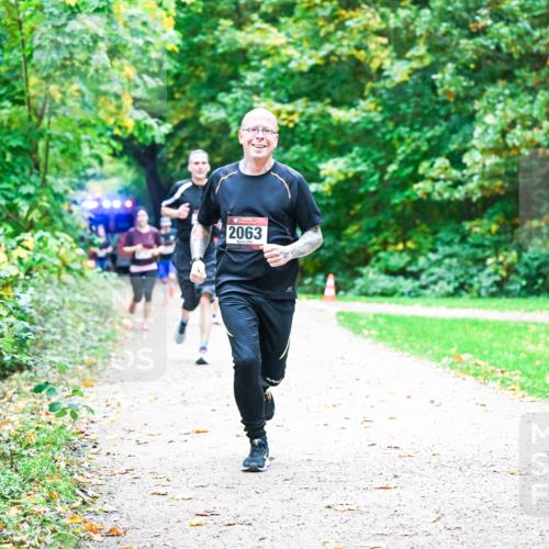 12.10.2025 - Bramfelder Halbmarathon 2025 Dr. Thomas Lammeyer http://msf.ph/oto/9353726 12.10.2025 10:48:01 Laufen 2063 meine-sportfotos.de