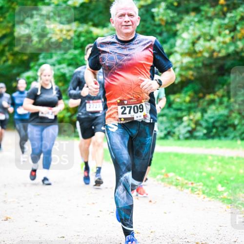 12.10.2025 - Bramfelder Halbmarathon 2025 Dr. Thomas Lammeyer http://msf.ph/oto/9353811 12.10.2025 10:48:17 Laufen 2723, 2709, 14 meine-sportfotos.de