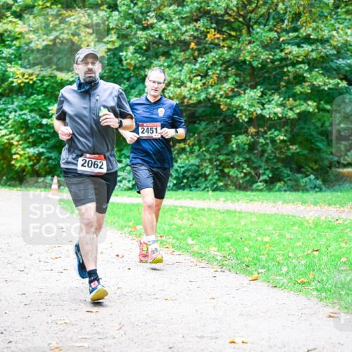 12.10.2025 - Bramfelder Halbmarathon 2025 Dr. Thomas Lammeyer http://msf.ph/oto/9353841 12.10.2025 10:48:23 Laufen 2062, 2047, 2451, 10 meine-sportfotos.de