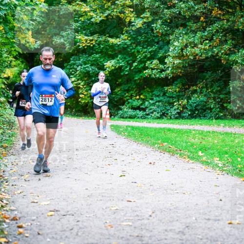 12.10.2025 - Bramfelder Halbmarathon 2025 Dr. Thomas Lammeyer http://msf.ph/oto/9353998 12.10.2025 10:48:52 Laufen 24, 2812, 2697 meine-sportfotos.de