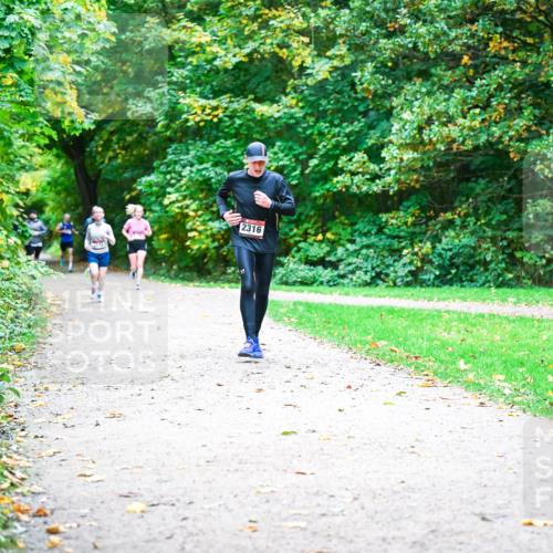 12.10.2025 - Bramfelder Halbmarathon 2025 Dr. Thomas Lammeyer http://msf.ph/oto/9354300 12.10.2025 10:49:49 Laufen 2316 meine-sportfotos.de