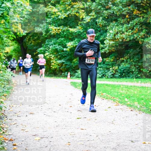 12.10.2025 - Bramfelder Halbmarathon 2025 Dr. Thomas Lammeyer http://msf.ph/oto/9354308 12.10.2025 10:49:51 Laufen 2316 meine-sportfotos.de