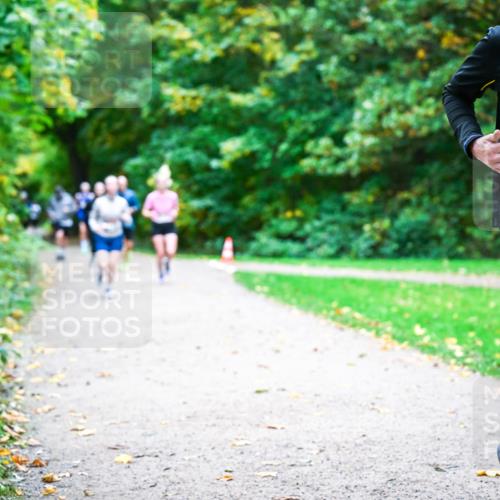 12.10.2025 - Bramfelder Halbmarathon 2025 Dr. Thomas Lammeyer http://msf.ph/oto/9354321 12.10.2025 10:49:52 Laufen 2316 meine-sportfotos.de