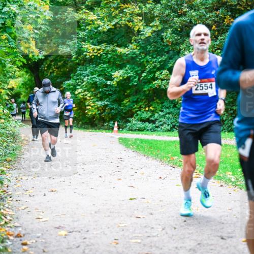 12.10.2025 - Bramfelder Halbmarathon 2025 Dr. Thomas Lammeyer http://msf.ph/oto/9354371 12.10.2025 10:50:00 Laufen 2472, 2554 meine-sportfotos.de