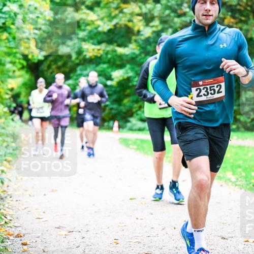 12.10.2025 - Bramfelder Halbmarathon 2025 Dr. Thomas Lammeyer http://msf.ph/oto/9354511 12.10.2025 10:50:28 Laufen 2352 meine-sportfotos.de