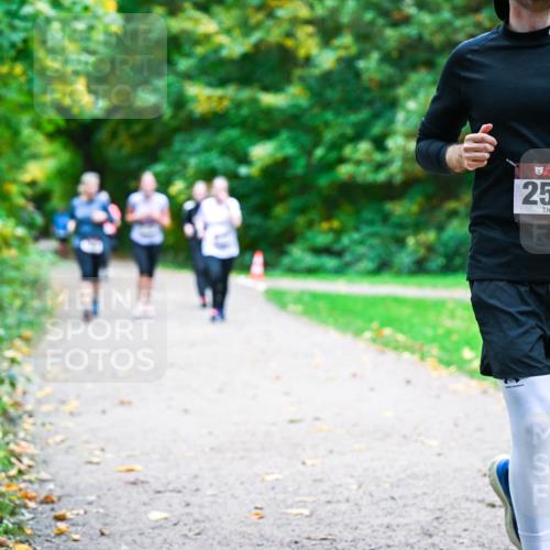 12.10.2025 - Bramfelder Halbmarathon 2025 Dr. Thomas Lammeyer http://msf.ph/oto/9354782 12.10.2025 10:51:23 Laufen 2567 meine-sportfotos.de