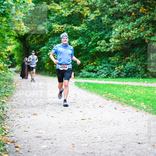 12.10.2025 - Bramfelder Halbmarathon 2025 Dr. Thomas Lammeyer http://msf.ph/oto/9354860 12.10.2025 10:51:38 Laufen 2854 meine-sportfotos.de