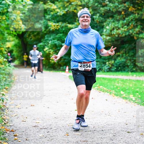 12.10.2025 - Bramfelder Halbmarathon 2025 Dr. Thomas Lammeyer http://msf.ph/oto/9354873 12.10.2025 10:51:39 Laufen 2854 meine-sportfotos.de