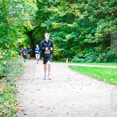 12.10.2025 - Bramfelder Halbmarathon 2025 Dr. Thomas Lammeyer http://msf.ph/oto/9355850 12.10.2025 10:55:01 Laufen 2642 meine-sportfotos.de