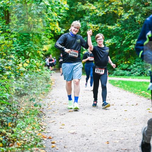 12.10.2025 - Bramfelder Halbmarathon 2025 Dr. Thomas Lammeyer http://msf.ph/oto/9356058 12.10.2025 10:55:43 Laufen 811, 2101, 2005 meine-sportfotos.de