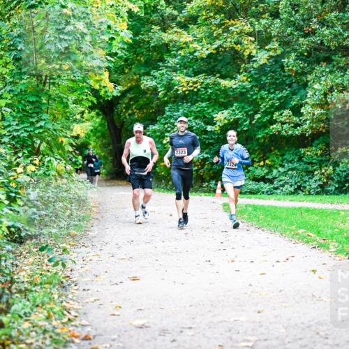 12.10.2025 - Bramfelder Halbmarathon 2025 Dr. Thomas Lammeyer http://msf.ph/oto/9356281 12.10.2025 10:56:36 Laufen 2323, 2324 meine-sportfotos.de