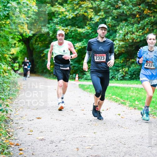 12.10.2025 - Bramfelder Halbmarathon 2025 Dr. Thomas Lammeyer http://msf.ph/oto/9356302 12.10.2025 10:56:39 Laufen 2323, 2324 meine-sportfotos.de