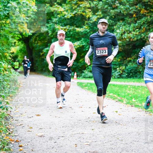 12.10.2025 - Bramfelder Halbmarathon 2025 Dr. Thomas Lammeyer http://msf.ph/oto/9356303 12.10.2025 10:56:39 Laufen 2323, 2324 meine-sportfotos.de