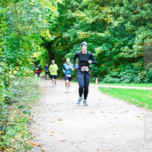 12.10.2025 - Bramfelder Halbmarathon 2025 Dr. Thomas Lammeyer http://msf.ph/oto/9356320 12.10.2025 10:56:48 Laufen 2551 meine-sportfotos.de