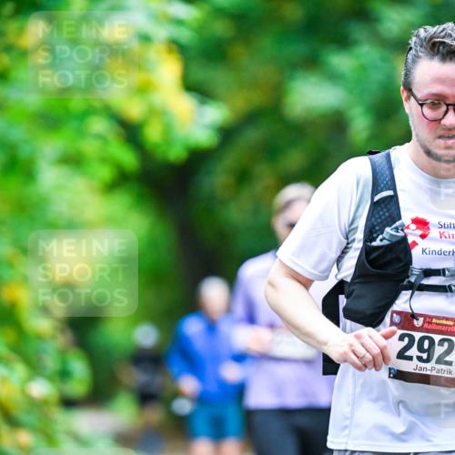 12.10.2025 - Bramfelder Halbmarathon 2025 Dr. Thomas Lammeyer http://msf.ph/oto/9356499 12.10.2025 10:57:31 Laufen 34, 2927 meine-sportfotos.de