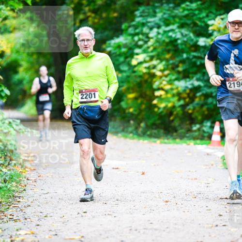 12.10.2025 - Bramfelder Halbmarathon 2025 Dr. Thomas Lammeyer http://msf.ph/oto/9356527 12.10.2025 10:57:44 Laufen 2201, 2194, 124 meine-sportfotos.de