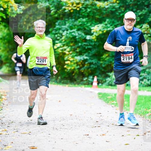 12.10.2025 - Bramfelder Halbmarathon 2025 Dr. Thomas Lammeyer http://msf.ph/oto/9356535 12.10.2025 10:57:45 Laufen 2201, 2194 meine-sportfotos.de