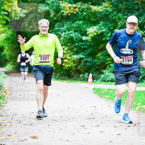 12.10.2025 - Bramfelder Halbmarathon 2025 Dr. Thomas Lammeyer http://msf.ph/oto/9356537 12.10.2025 10:57:45 Laufen 2201, 2194, 8, 124 meine-sportfotos.de