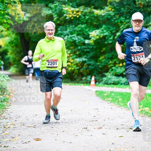 12.10.2025 - Bramfelder Halbmarathon 2025 Dr. Thomas Lammeyer http://msf.ph/oto/9356539 12.10.2025 10:57:45 Laufen 2201, 2194 meine-sportfotos.de