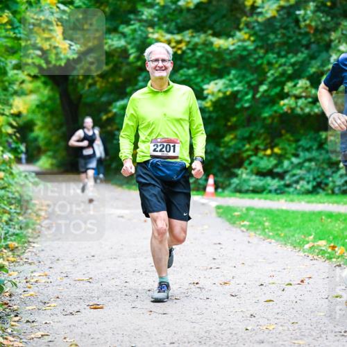 12.10.2025 - Bramfelder Halbmarathon 2025 Dr. Thomas Lammeyer http://msf.ph/oto/9356544 12.10.2025 10:57:46 Laufen 2201, 2194, 124 meine-sportfotos.de