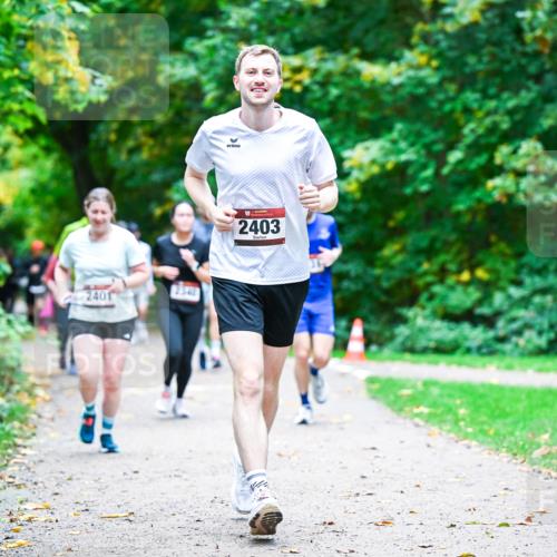 12.10.2025 - Bramfelder Halbmarathon 2025 Dr. Thomas Lammeyer http://msf.ph/oto/9356690 12.10.2025 10:58:30 Laufen 2401, 2341, 2403 meine-sportfotos.de