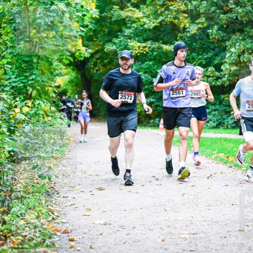 12.10.2025 - Bramfelder Halbmarathon 2025 Dr. Thomas Lammeyer http://msf.ph/oto/9357289 12.10.2025 11:00:20 Laufen 2561, 2985, 2572, 2984 meine-sportfotos.de