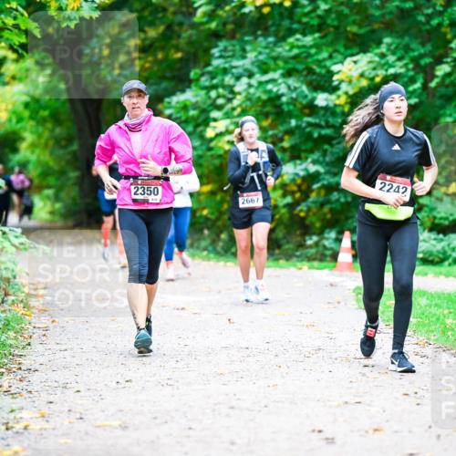 12.10.2025 - Bramfelder Halbmarathon 2025 Dr. Thomas Lammeyer http://msf.ph/oto/9357465 12.10.2025 11:01:06 Laufen 2350, 895, 2667, 2242 meine-sportfotos.de