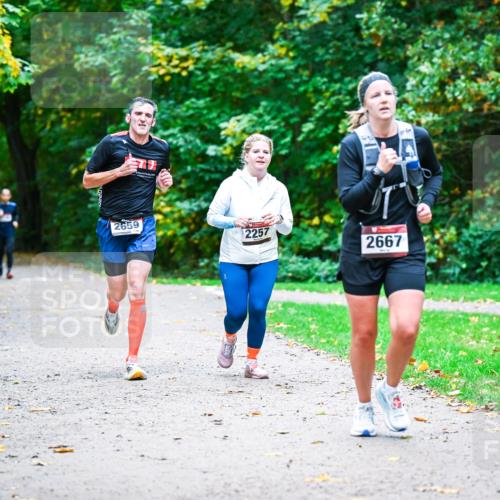 12.10.2025 - Bramfelder Halbmarathon 2025 Dr. Thomas Lammeyer http://msf.ph/oto/9357489 12.10.2025 11:01:11 Laufen 2659, 2257, 2667 meine-sportfotos.de