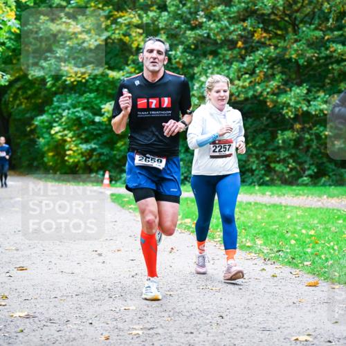 12.10.2025 - Bramfelder Halbmarathon 2025 Dr. Thomas Lammeyer http://msf.ph/oto/9357503 12.10.2025 11:01:13 Laufen 2257, 2659, 2667 meine-sportfotos.de