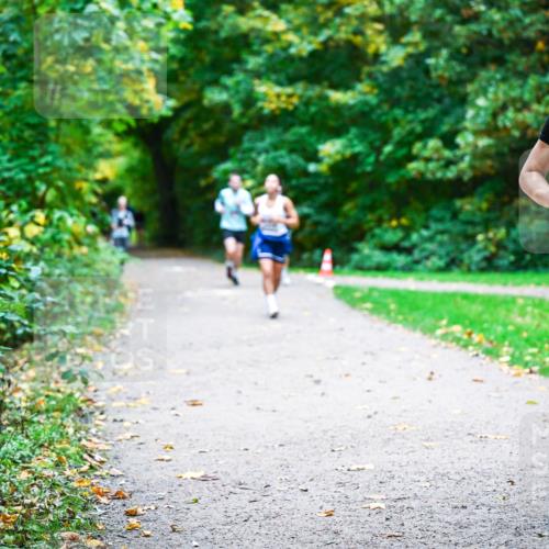 12.10.2025 - Bramfelder Halbmarathon 2025 Dr. Thomas Lammeyer http://msf.ph/oto/9357773 12.10.2025 11:02:04 Laufen 2370 meine-sportfotos.de