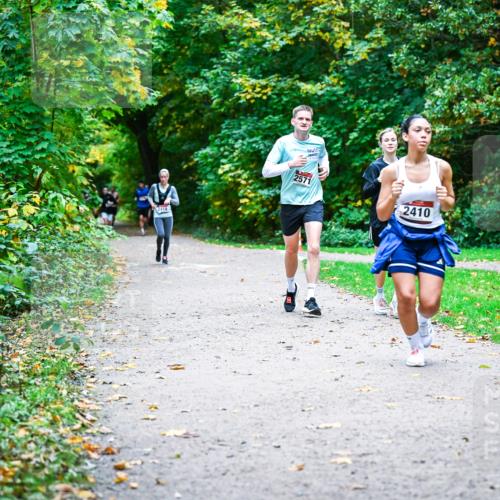 12.10.2025 - Bramfelder Halbmarathon 2025 Dr. Thomas Lammeyer http://msf.ph/oto/9357790 12.10.2025 11:02:08 Laufen 2411, 2571, 2410 meine-sportfotos.de