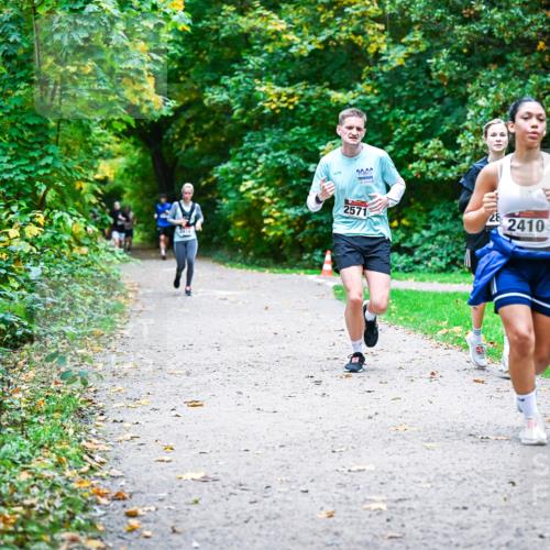 12.10.2025 - Bramfelder Halbmarathon 2025 Dr. Thomas Lammeyer http://msf.ph/oto/9357795 12.10.2025 11:02:09 Laufen 2571, 28, 2410 meine-sportfotos.de