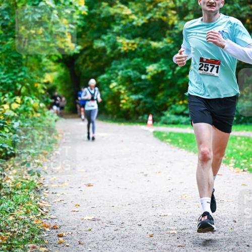 12.10.2025 - Bramfelder Halbmarathon 2025 Dr. Thomas Lammeyer http://msf.ph/oto/9357805 12.10.2025 11:02:10 Laufen 2571 meine-sportfotos.de