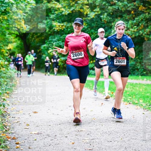 12.10.2025 - Bramfelder Halbmarathon 2025 Dr. Thomas Lammeyer http://msf.ph/oto/9358000 12.10.2025 11:02:53 Laufen 2600, 2887, 2601 meine-sportfotos.de
