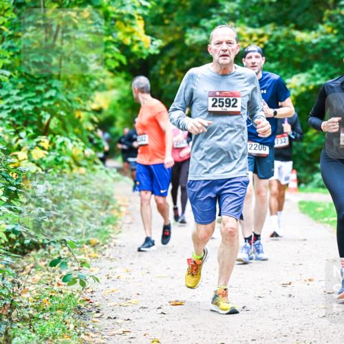 12.10.2025 - Bramfelder Halbmarathon 2025 Dr. Thomas Lammeyer http://msf.ph/oto/9358203 12.10.2025 11:03:34 Laufen 12, 2592, 2206, 732, 2577 meine-sportfotos.de