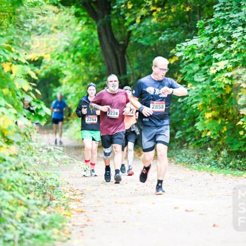 12.10.2025 - Bramfelder Halbmarathon 2025 Dr. Thomas Lammeyer http://msf.ph/oto/9359067 12.10.2025 11:06:39 Laufen 2284, 2224, 2858 meine-sportfotos.de