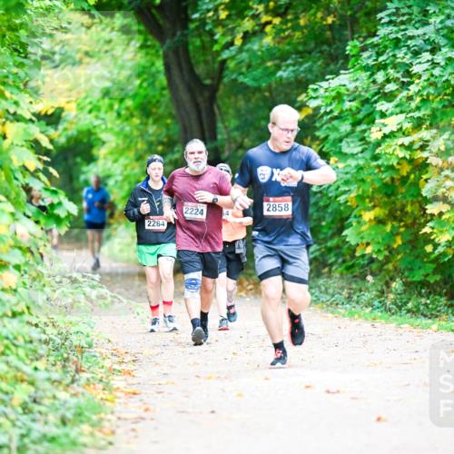 12.10.2025 - Bramfelder Halbmarathon 2025 Dr. Thomas Lammeyer http://msf.ph/oto/9359070 12.10.2025 11:06:39 Laufen 2284, 2858, 2224, 64 meine-sportfotos.de