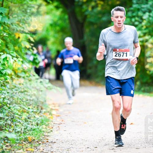 12.10.2025 - Bramfelder Halbmarathon 2025 Dr. Thomas Lammeyer http://msf.ph/oto/9359413 12.10.2025 11:08:05 Laufen 2671 meine-sportfotos.de
