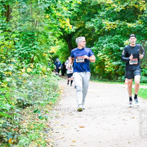 12.10.2025 - Bramfelder Halbmarathon 2025 Dr. Thomas Lammeyer http://msf.ph/oto/9359451 12.10.2025 11:08:11 Laufen 2840, 220, 2880 meine-sportfotos.de