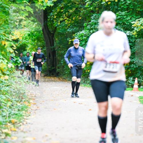 12.10.2025 - Bramfelder Halbmarathon 2025 Dr. Thomas Lammeyer http://msf.ph/oto/9359481 12.10.2025 11:08:20 Laufen 2573, 252, 2546 meine-sportfotos.de