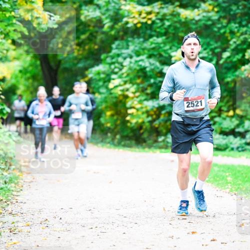 12.10.2025 - Bramfelder Halbmarathon 2025 Dr. Thomas Lammeyer http://msf.ph/oto/9359519 12.10.2025 11:08:33 Laufen 2521 meine-sportfotos.de